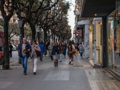 ...sul quale camminano persone di tutte le et�
